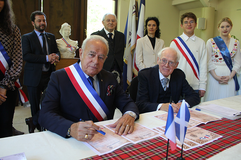 Cérémonie de signature du serment de jumelage Villennes-sur-Seine / Largo area community (Ecosse)