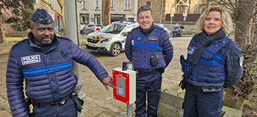 Une borne d’appel d’urgence sous la halle du marché